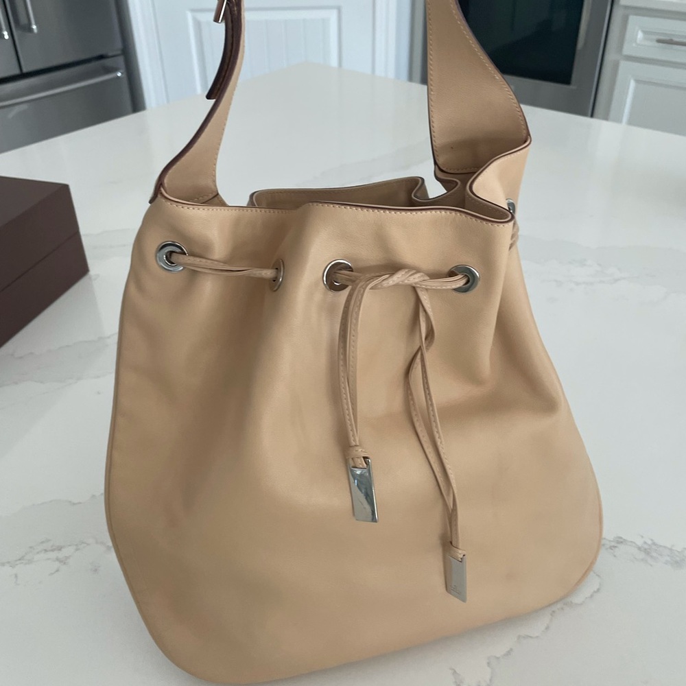 Gucci purse- Like new! Barely used.